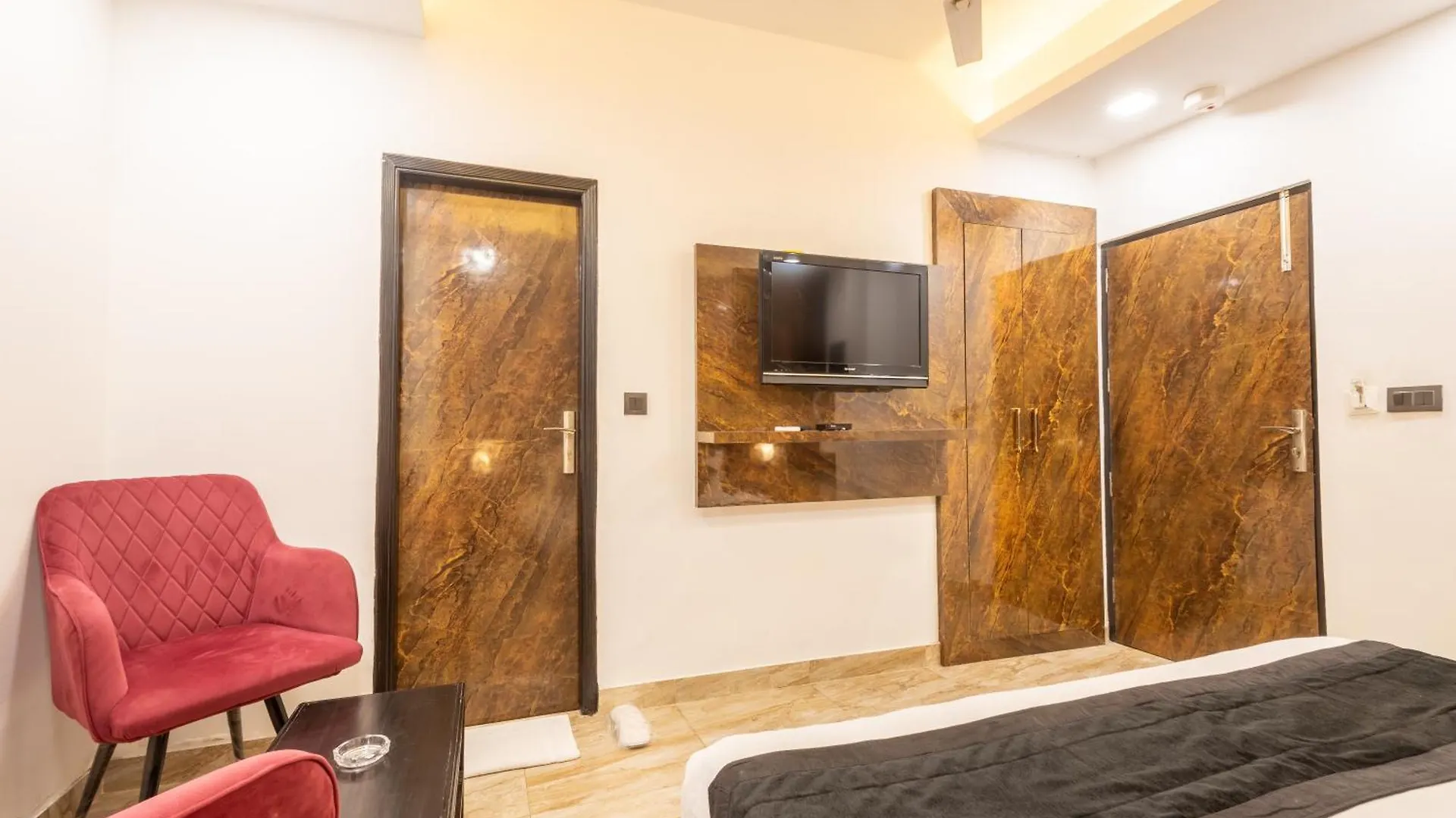 ****  Hotel Cosmo Near Blk Hospital Karol Bagh Delhi  India